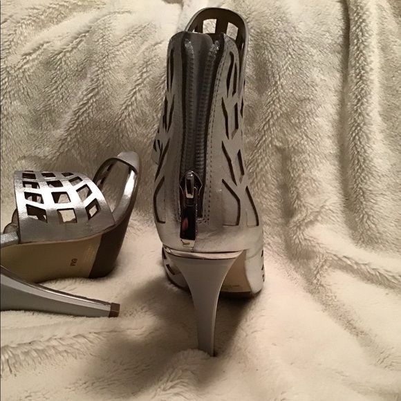 BCBG NWT metallic heels - Picture 4 of 14